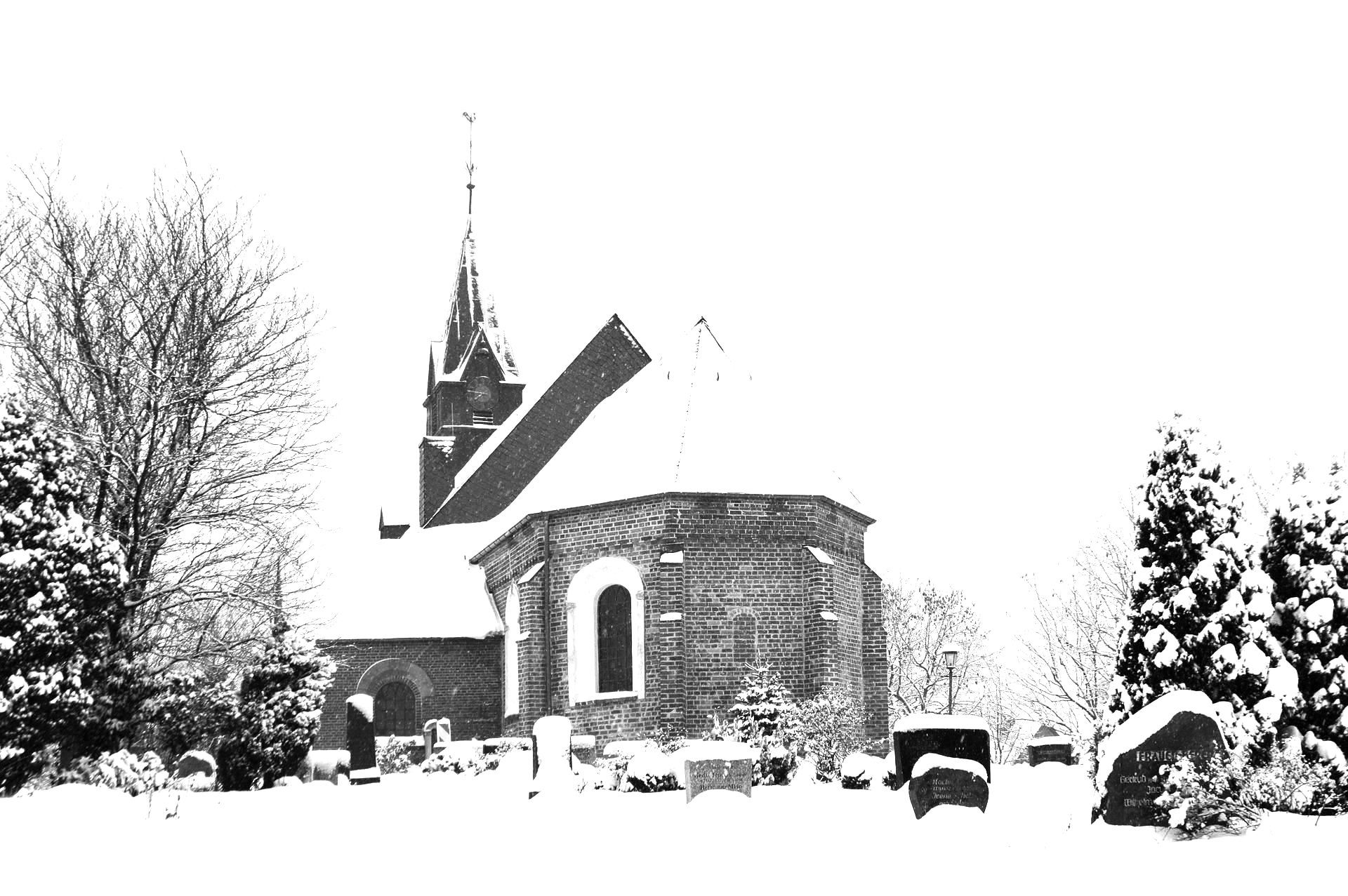 Bild zeigt die Kirche schneebedeckt im Winter 2023 in einem Schwarz-Weiß-Bild.