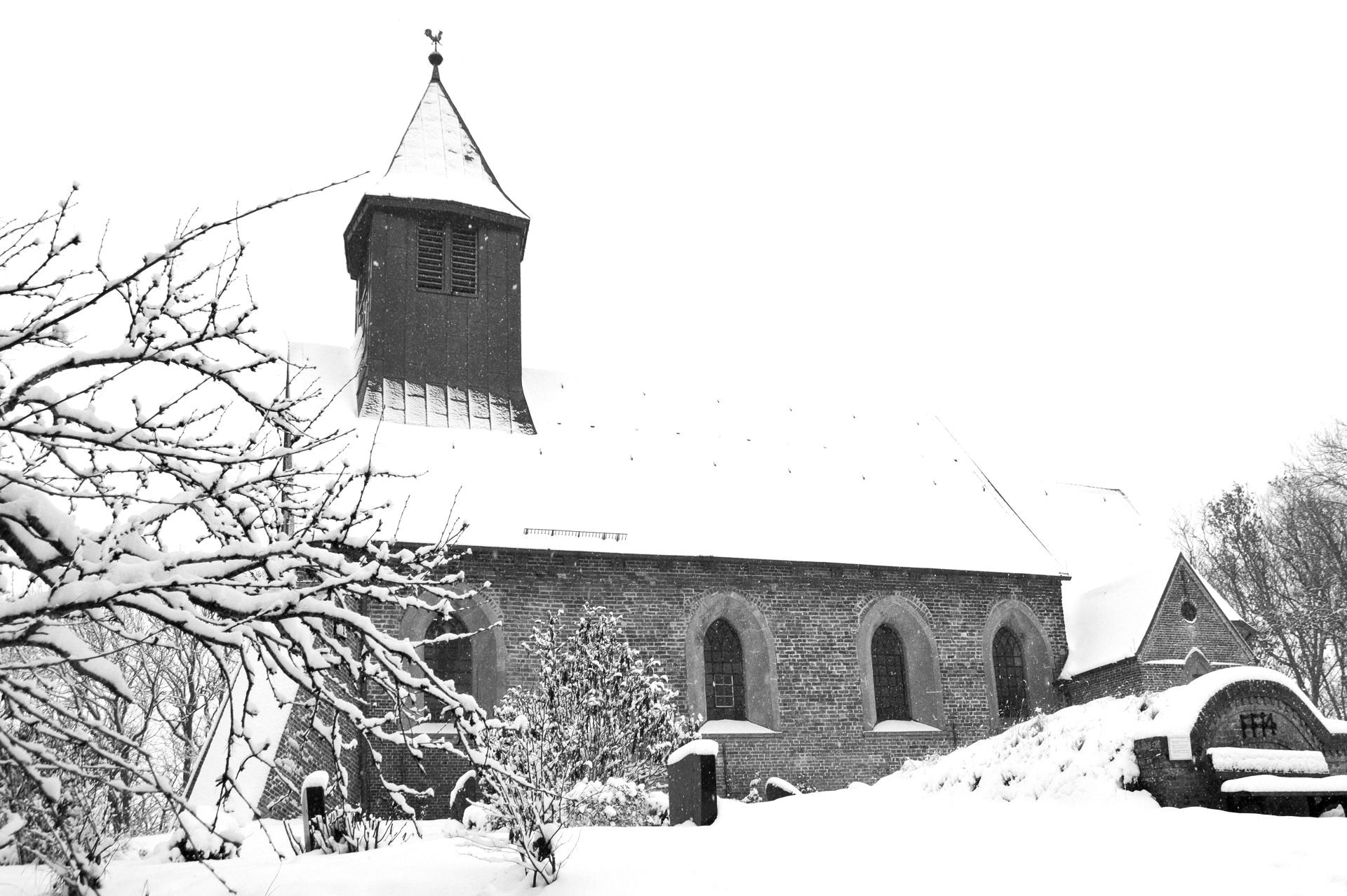 Das Winterbild zeigt die eingeschneite Kirche