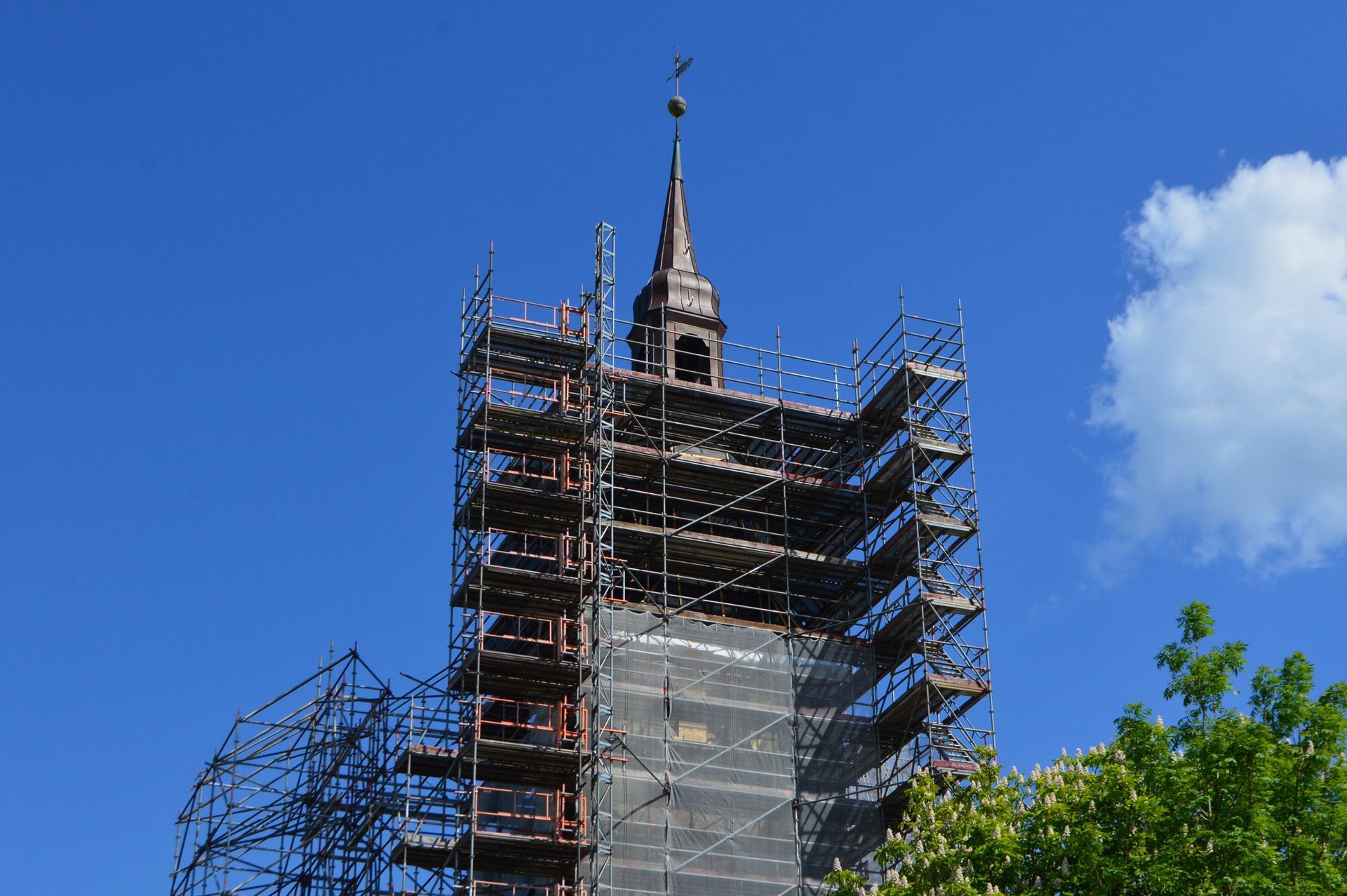 Tetenbüller Kirche St. Anna in der Sanierung Das Bild zeigt die Tetenbüller Kirche St. Anna in der Sanierung
