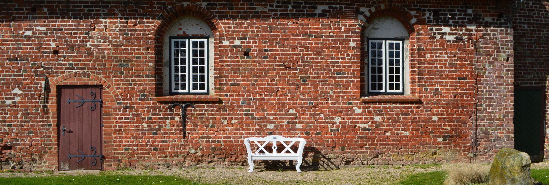 Kirchensanierung auf Eiderstedt.
Das Bild zeigt die Südfassade St. Katharina als Vorher-Bild