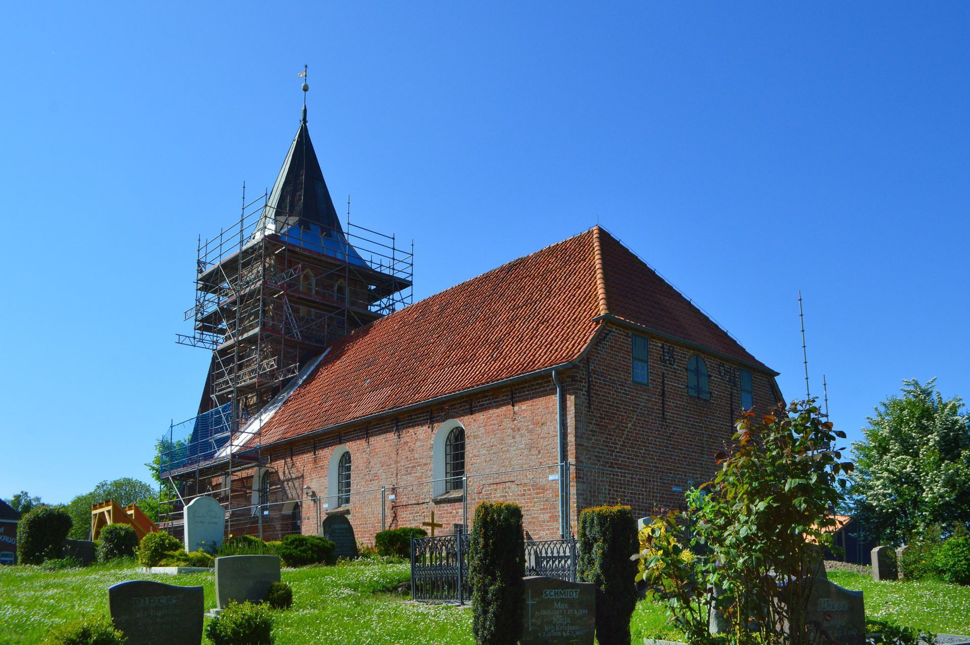 Kirchensanierung auf Eiderstedt. Das Bild zeigt die Kirche St. Stephanus in Westerhever während der Sanierung.
