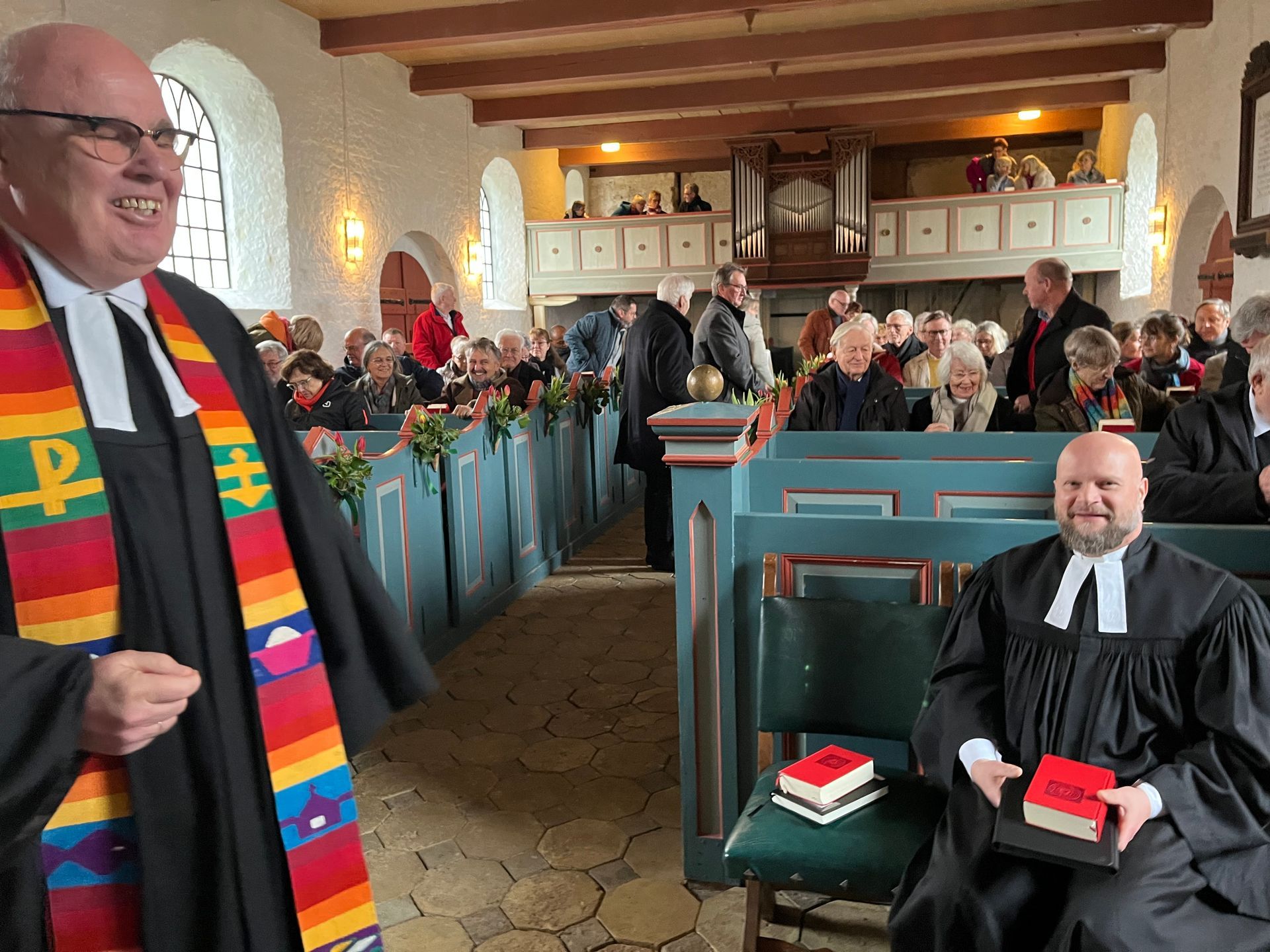 Wiedereröffnung mit Festgottesdienst am 2. Februar 25. Im Bild die Pastoren.
