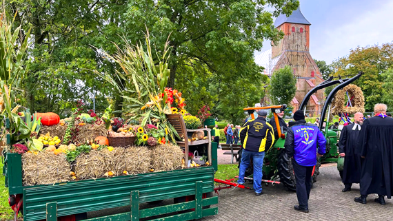 Link zur Seite Erntedank. Das Bild zeigt einen Erntedankfest-Umzug in Tetenbüll. Link zur Seite Erntedank. Das Bild zeigt einen Erntedankfest-Umzug in Tetenbüll