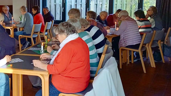 Link zur Seite Senioren. Das Bild zeigt das Treffen Bingo op Platt. Link zur Seite Senioren. Senioren beim Spiel Bingo op Platt.