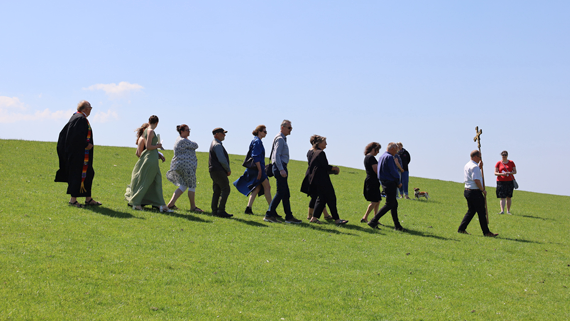 Link zur Seite Gemeinsam erleben. Gemeindemitglieder auf dem Weg zu einer Konfirmation am Seedeich in Stuffhusen. Link zur Seite Gemeinsam erleben.
Bild: Leute auf dem Weg zur Konfirmation