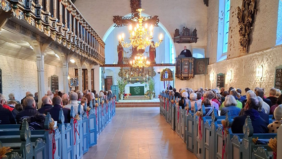 Link zur Seite Gottesdienste. Das Bild zeigt einen Gottesdienst in der Kirche St. Anna in Tetenbüll. Link zur Seite Gottesdienste. Bild: Gottesdienst in der Kirche St. Anna