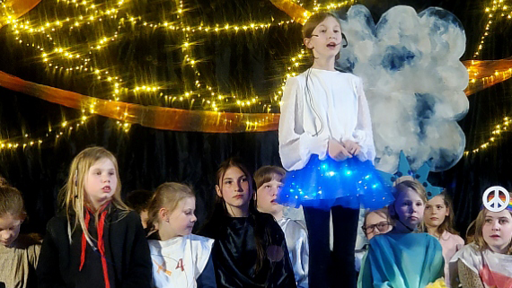 Music Kids Ein Mädchen singt bei einem Auftritt der Music Kids