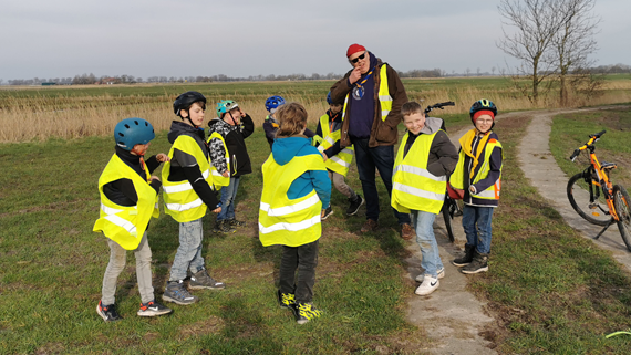 Link zur Seite Pfadfinder. Pfadfindergruppe mit Pastor Knippenberg auf einem Feldweg. Eine Pfadfindergruppe mit Pastor Knippenberg auf einem Feldweg
