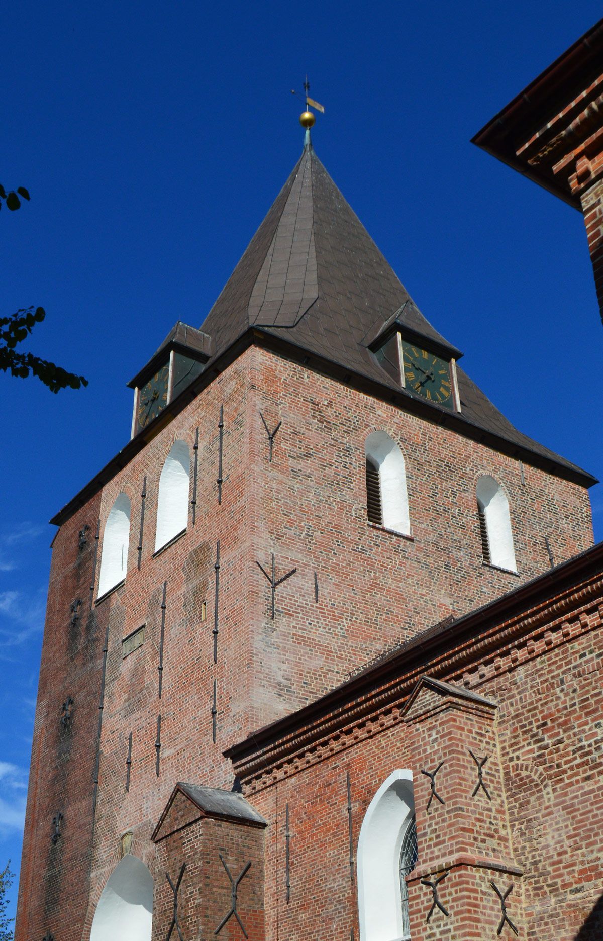 Kirche St. Christian. Das Bild zeigt den gerade sanierten Kirchturm.