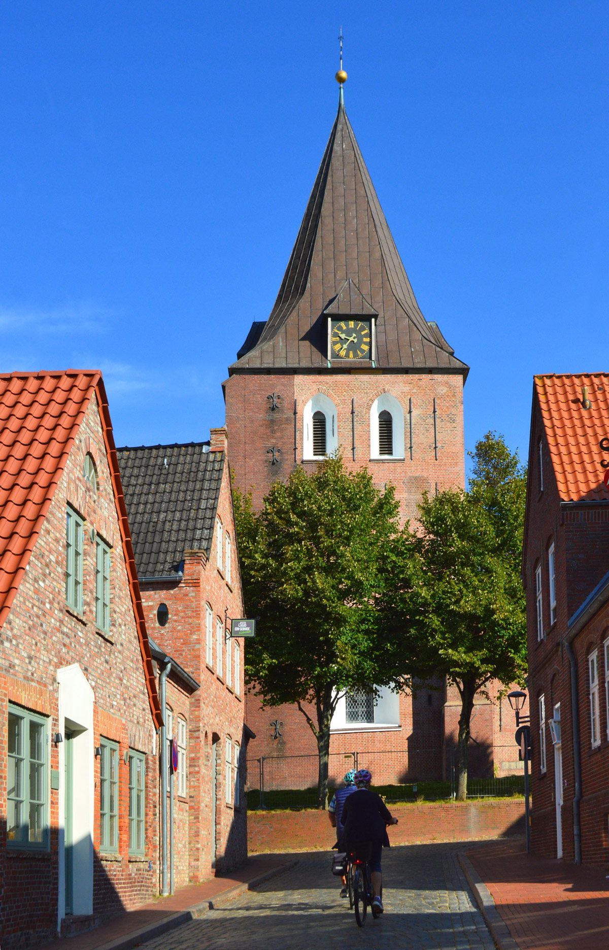 Das Bild zeigt die Kirche St. Christian in Garding - Blick aus der Fischerstraße