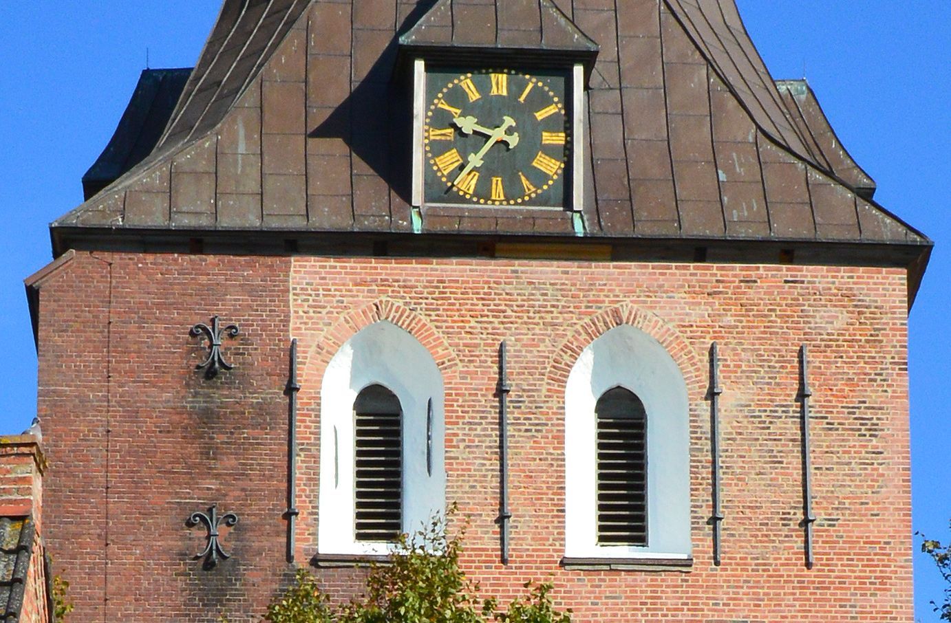 Kirche St. Christian nach der Sanierung: Das Bild zeigt die großflächige Sanierung des Mauerwerks.