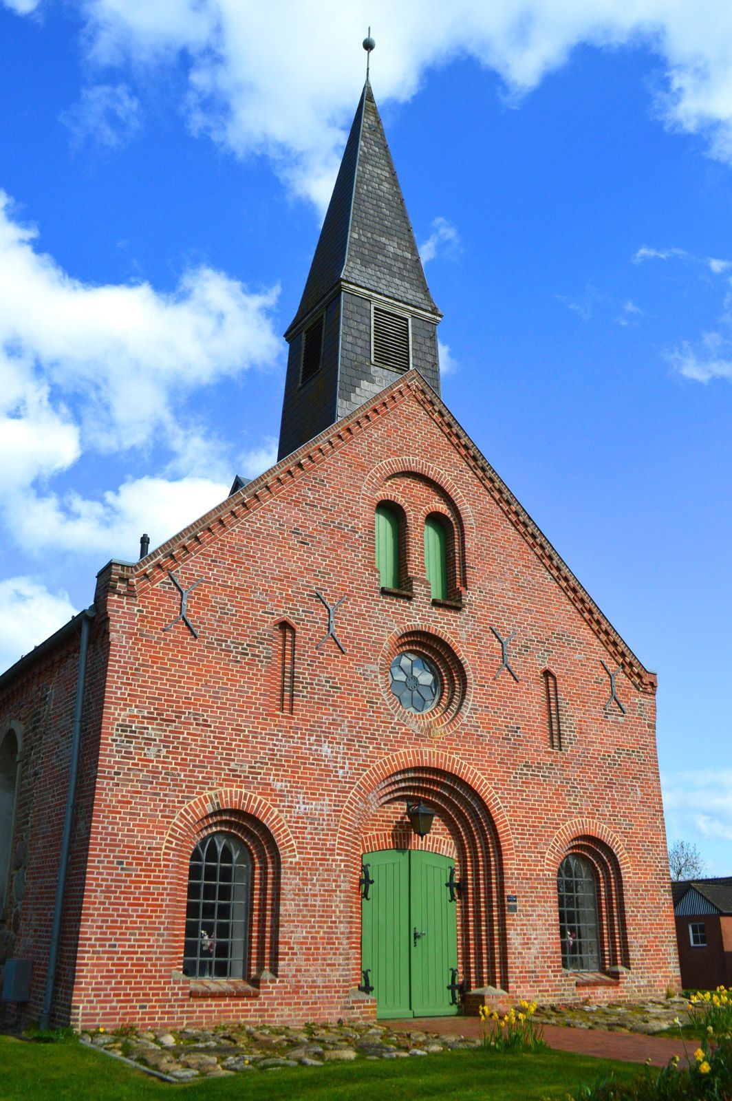 Das Bild zeigt die westliche Ansicht mit Eingang der Kirche St. Martin in Vollerwiek