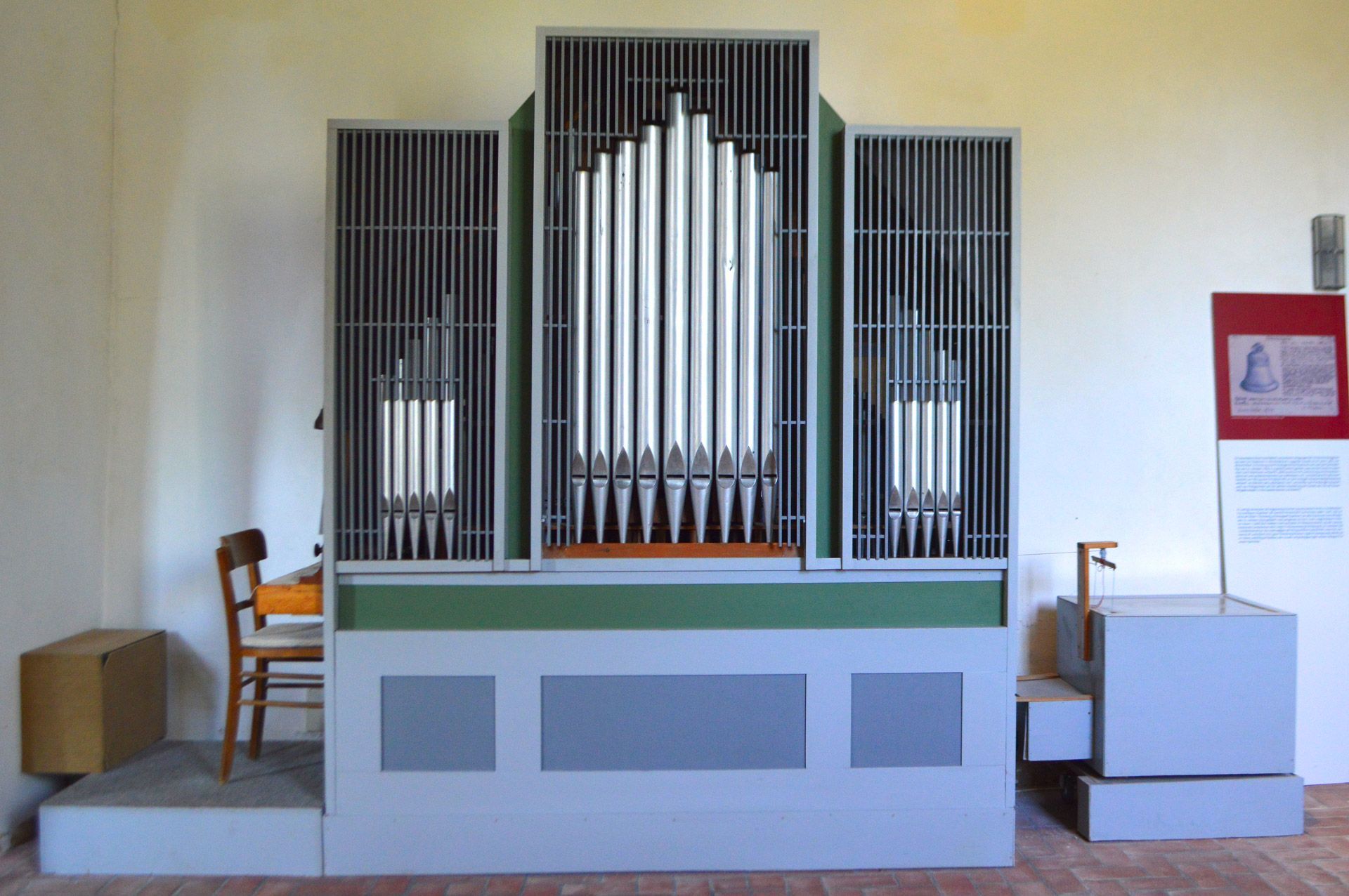 Das Bild zeigt eine Orgel am Flügelaltar