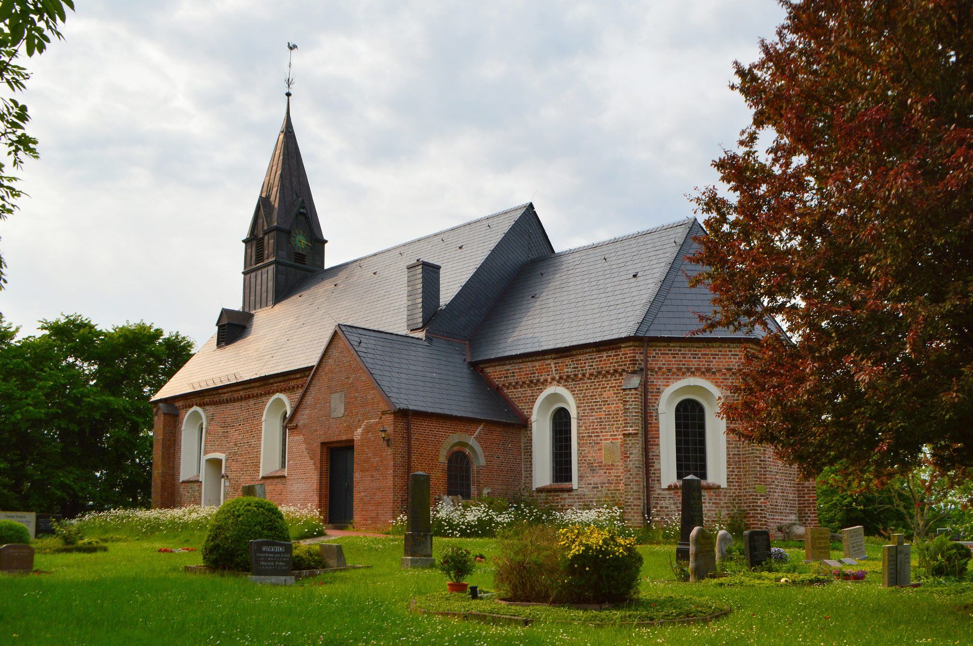 Das Bild zeigt den Kirchturm der Kirche St. Johannis in Poppenbüll
