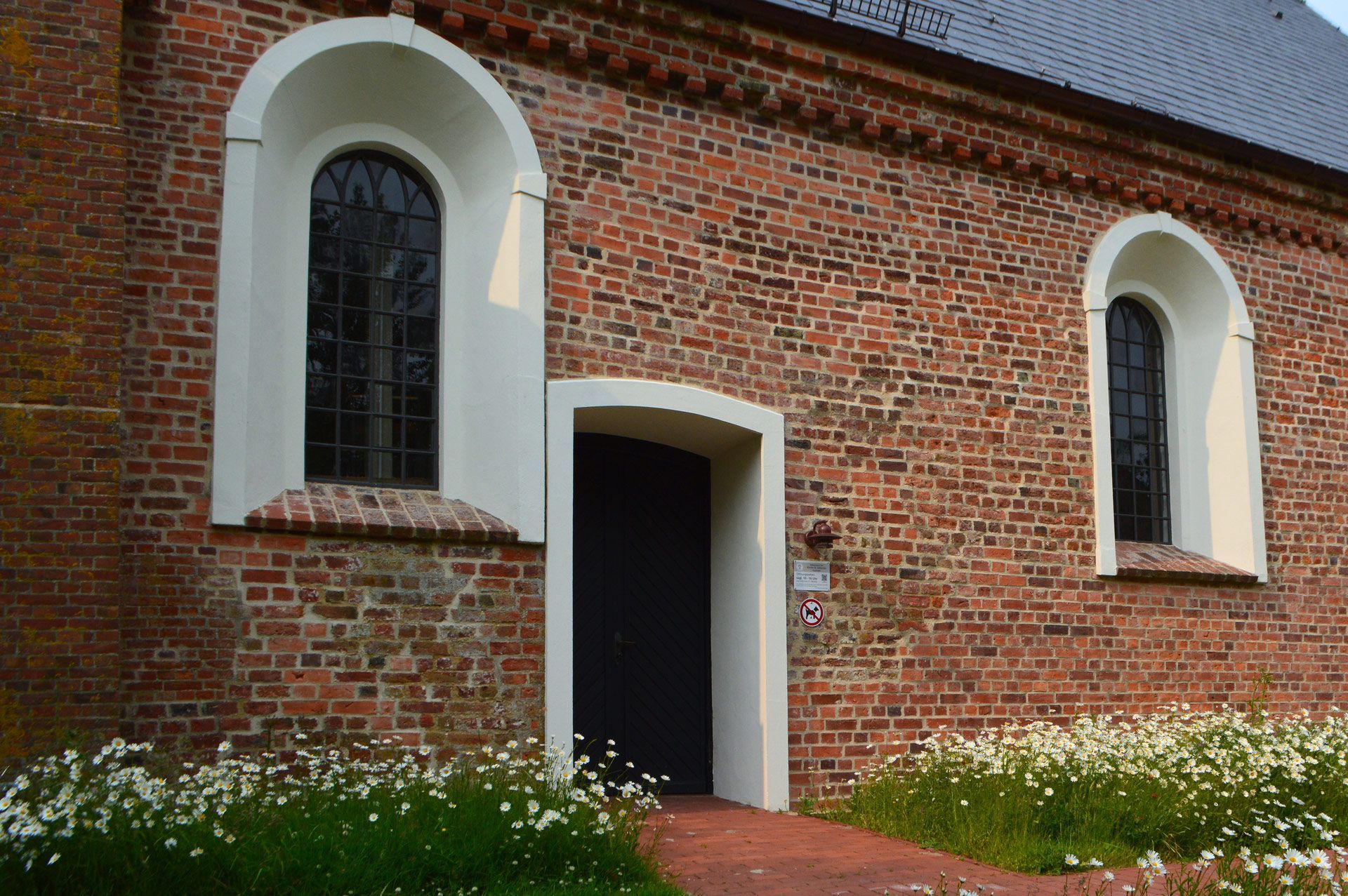 Das Bild zeigt den südlichen Eingang der Kirche St. Johannis