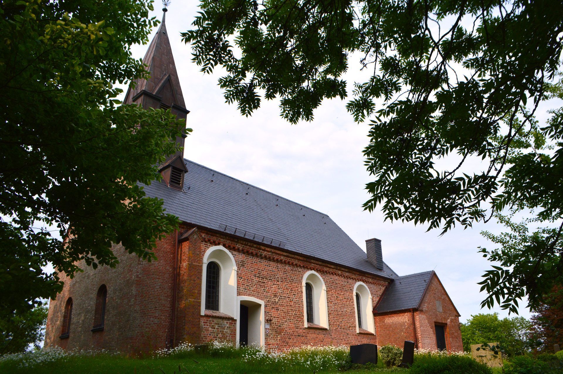 Das Bild zeigt die Kirche St. Johannis in Poppenbüll in südwestlicher Ansicht