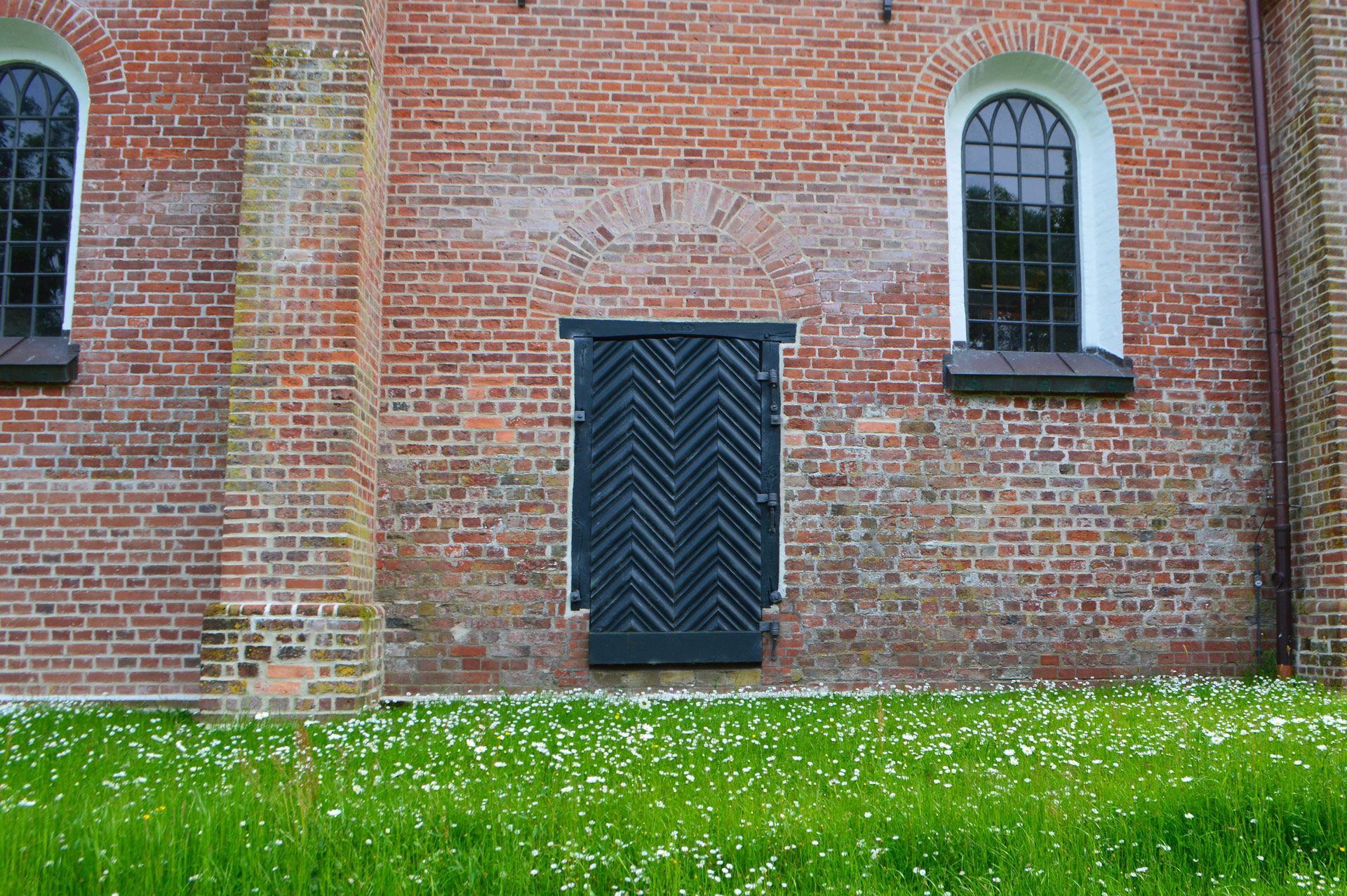 Das Bild zeigt die nördliche Tür der Kirche St. Johannis