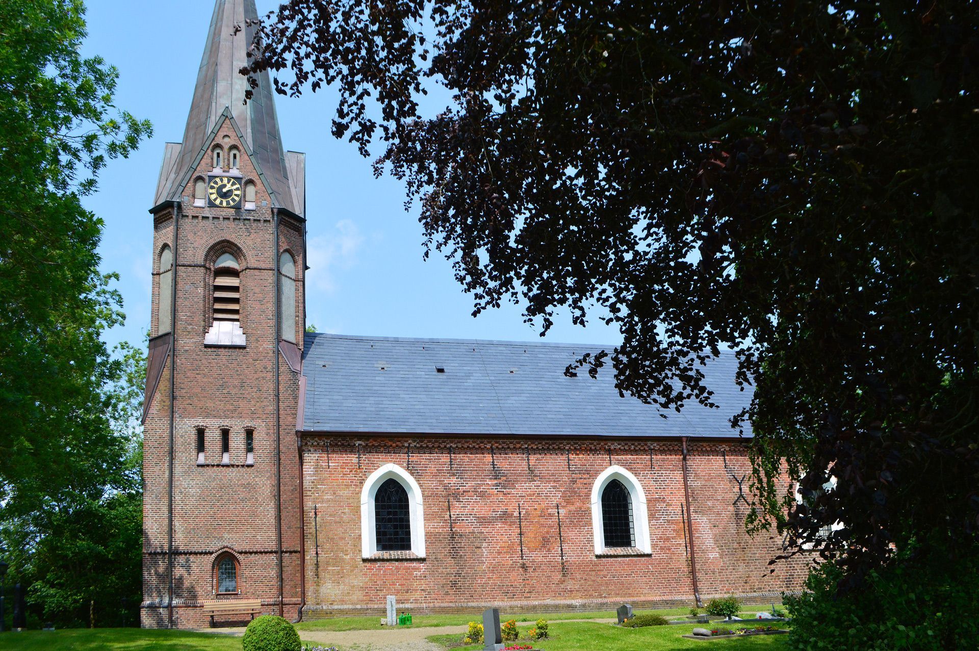 Südliche Ansicht vom Kirchengelände