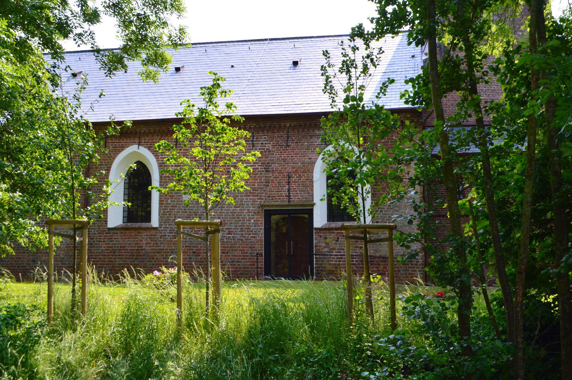 Das Bild zeigt den nördlichen Nebeneingang der Kirche St. Michael in Welt