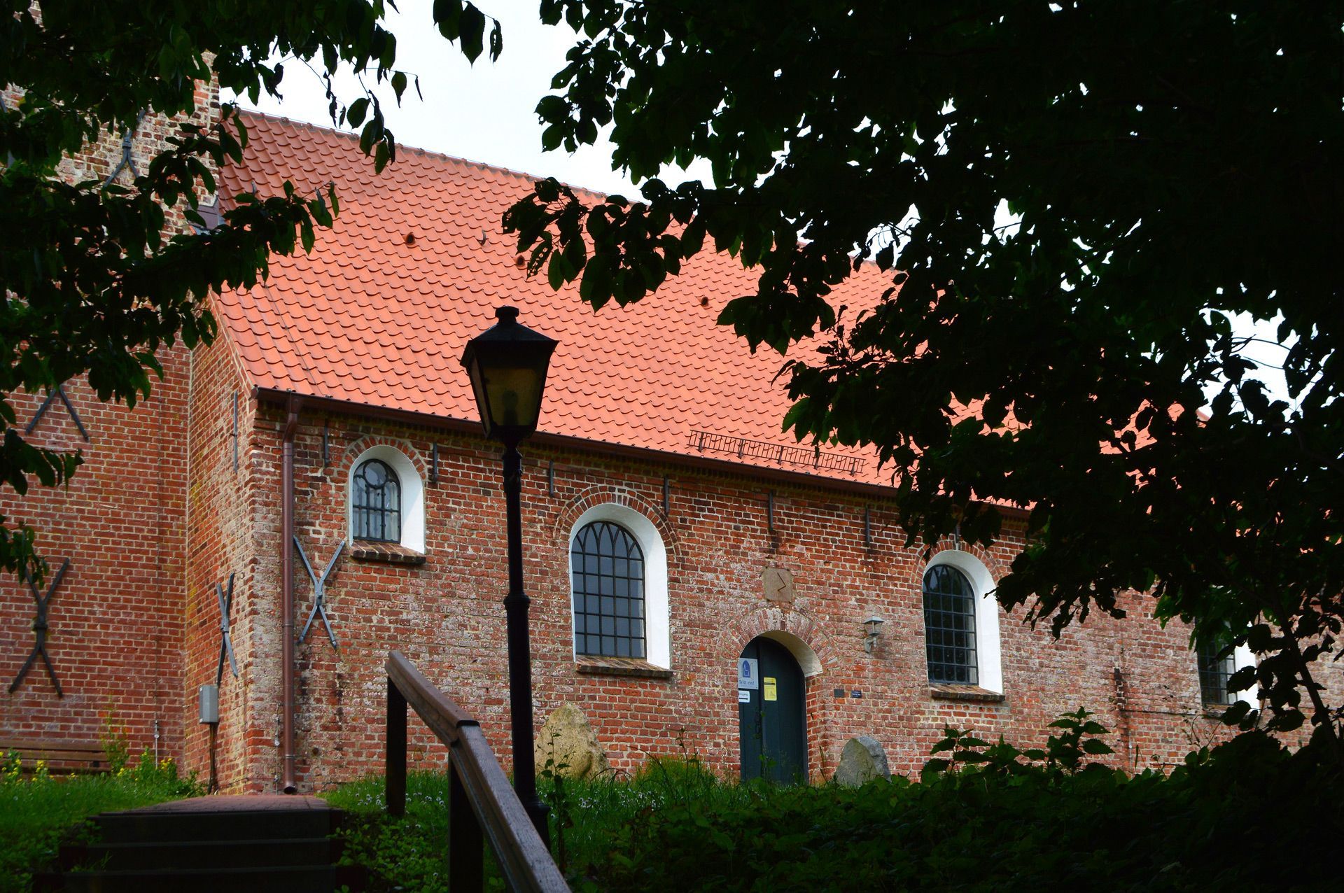 Das Bild zeigt die Kirche St. Stephanus in Westerhever nach der Sanierung. Blick von der Treppe zur Kirche.
