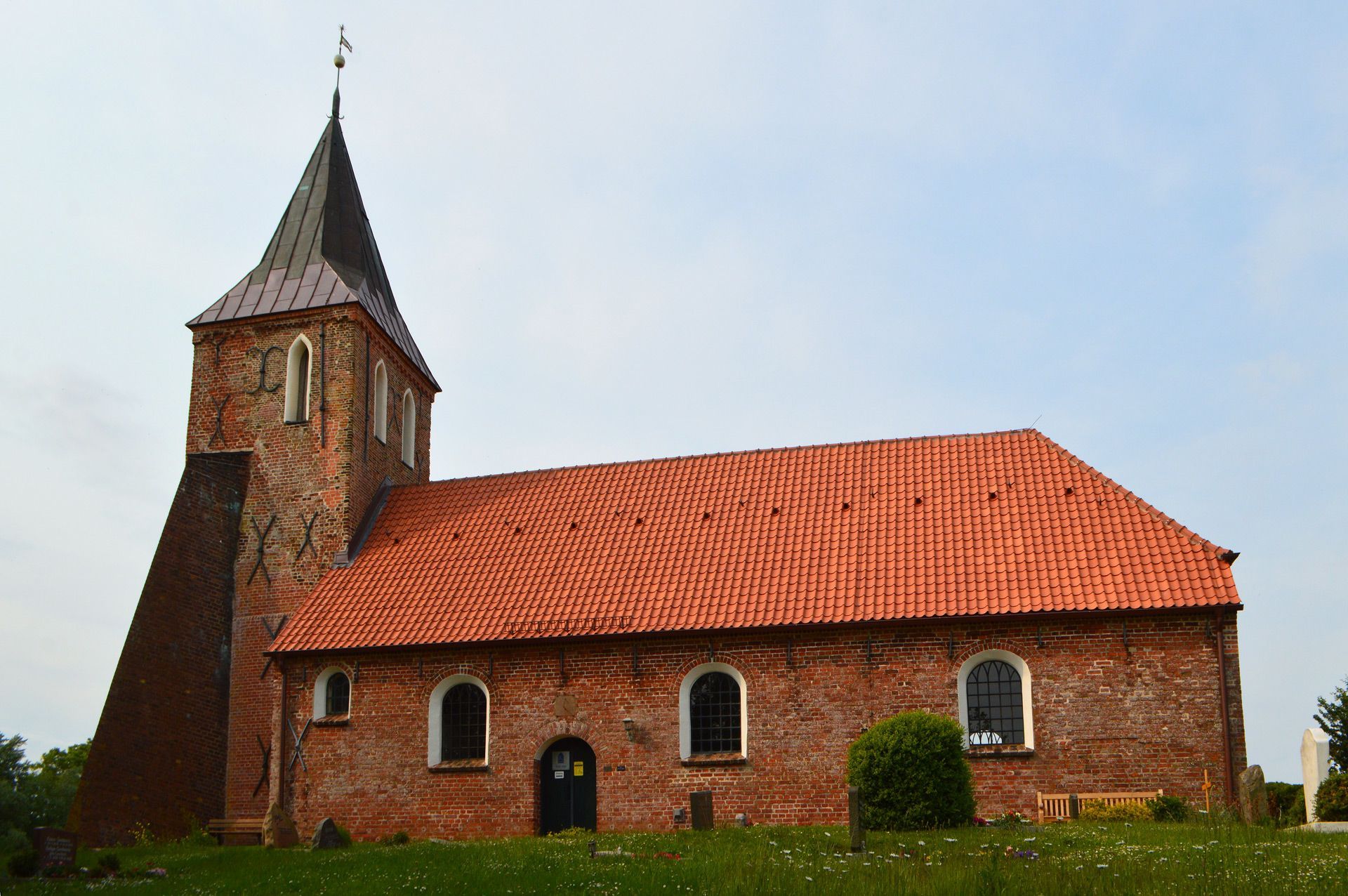 Das Bild zeigt die Kirche St. Stephanus in Westerhever nach der Sanierung. Südliche Ansicht.