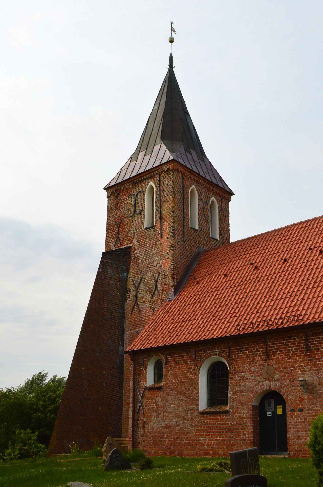 Das Bild zeigt die Kirche St. Stephanus in Westerhever nach der Sanierung. Südwestliche Ansicht Kirchturm.