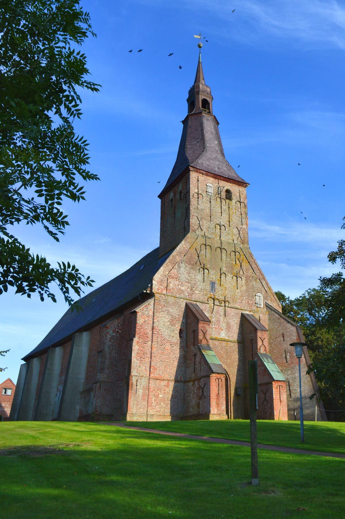 Das Bild zeigt die Kirche St. Anna in Tetenbüll aus westlicher Perspektive