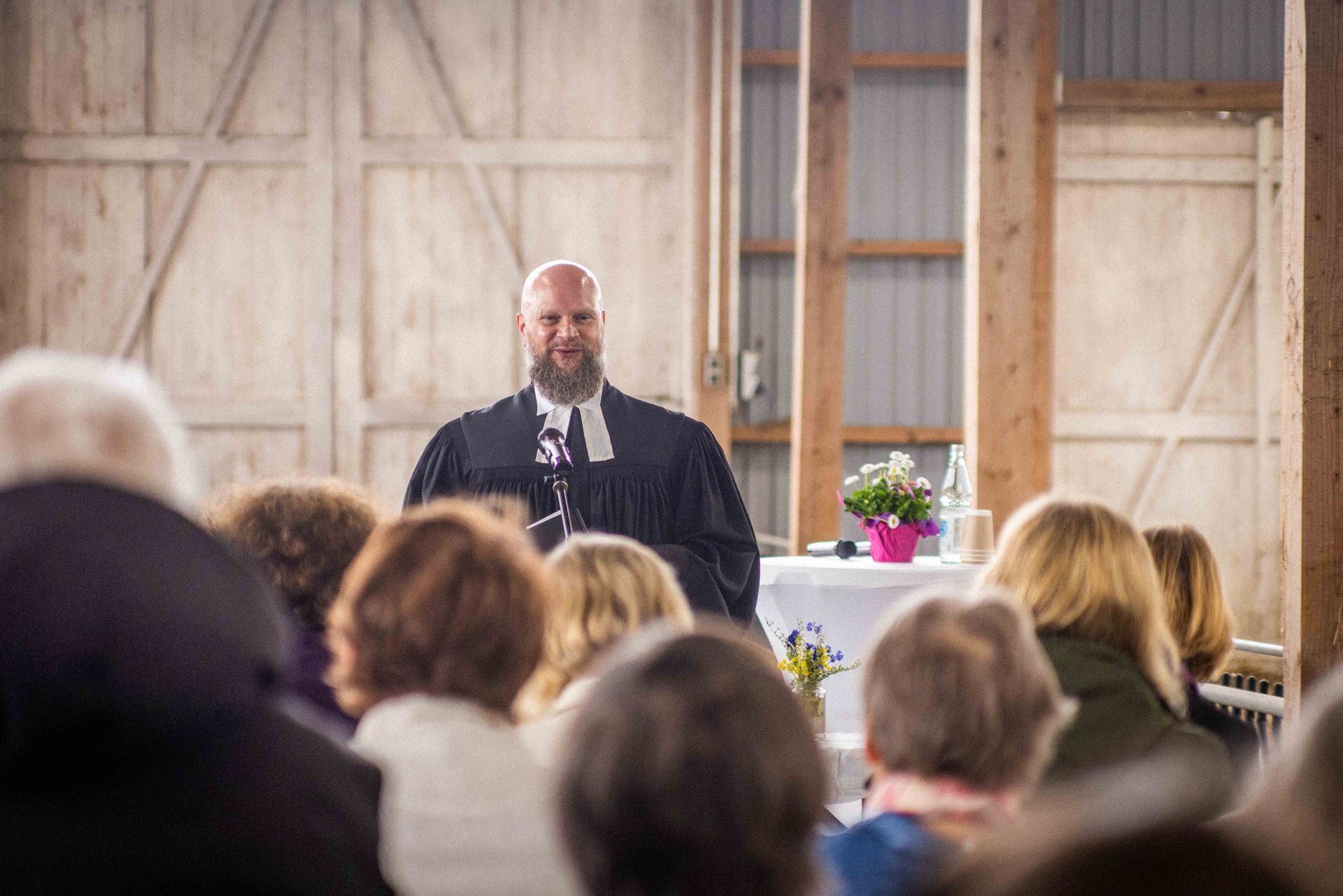 Pastor Jörg Reglinski spricht zur Gemeinde