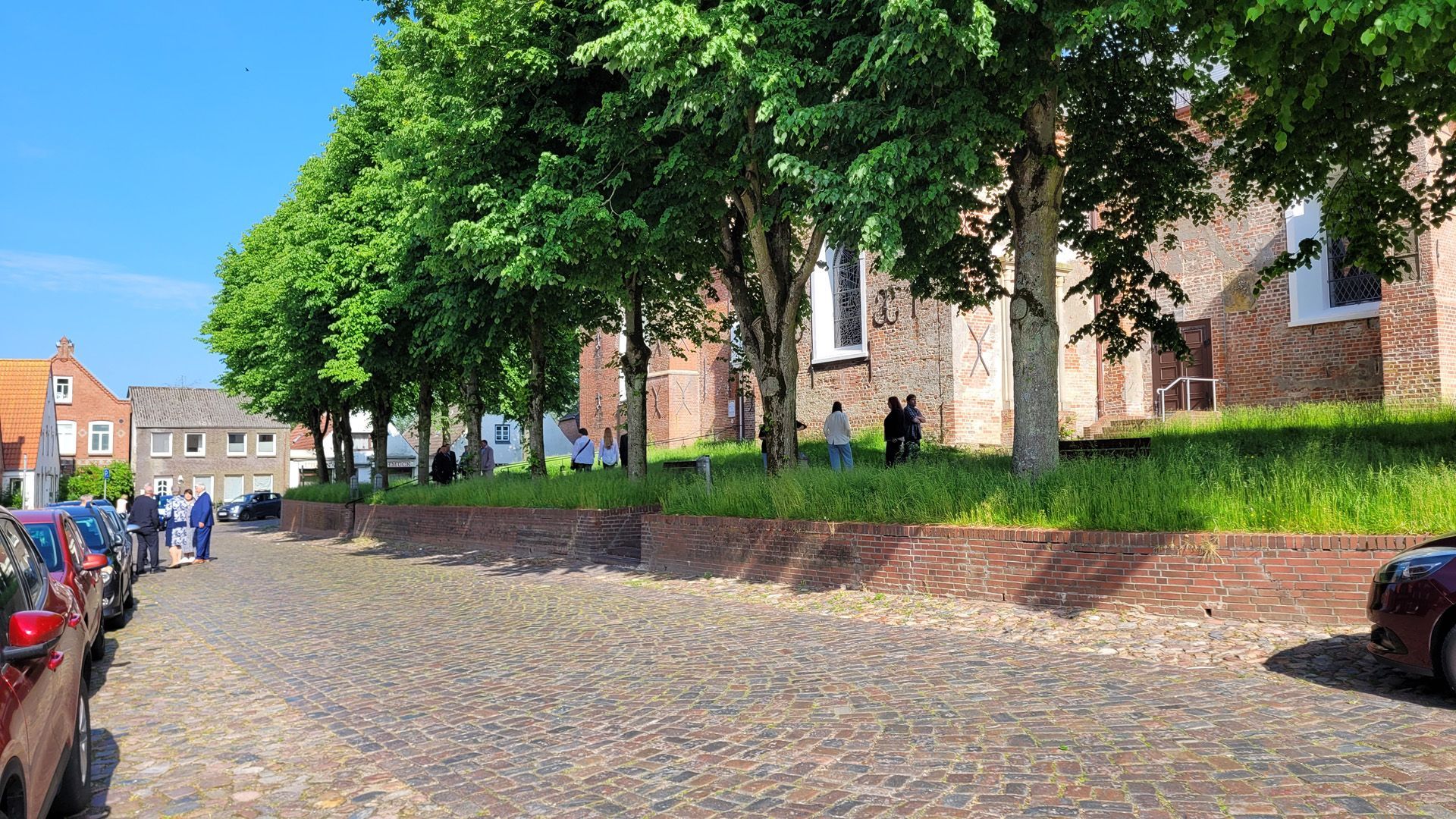 Konfirmation in Garding, St. Christian. Das Bild zeigt die Kirche.