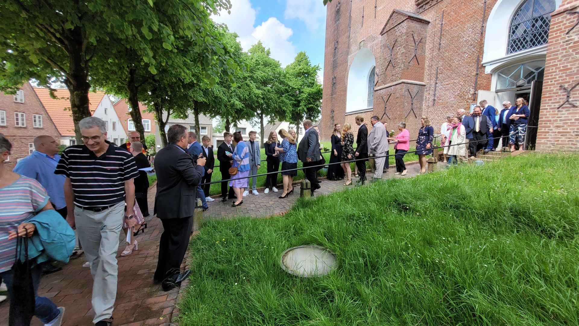 Konfirmation in Garding. Konfirmanden vor der Kirche auf der Treppe