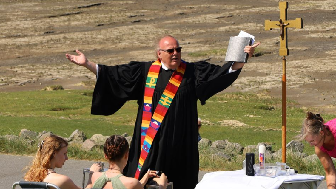 Pastor Ralf-Thomas Knippenberg Das Bild zeigt Pastor Ralf-Thomas Knippenberg mit Sonnenbrille und Hut