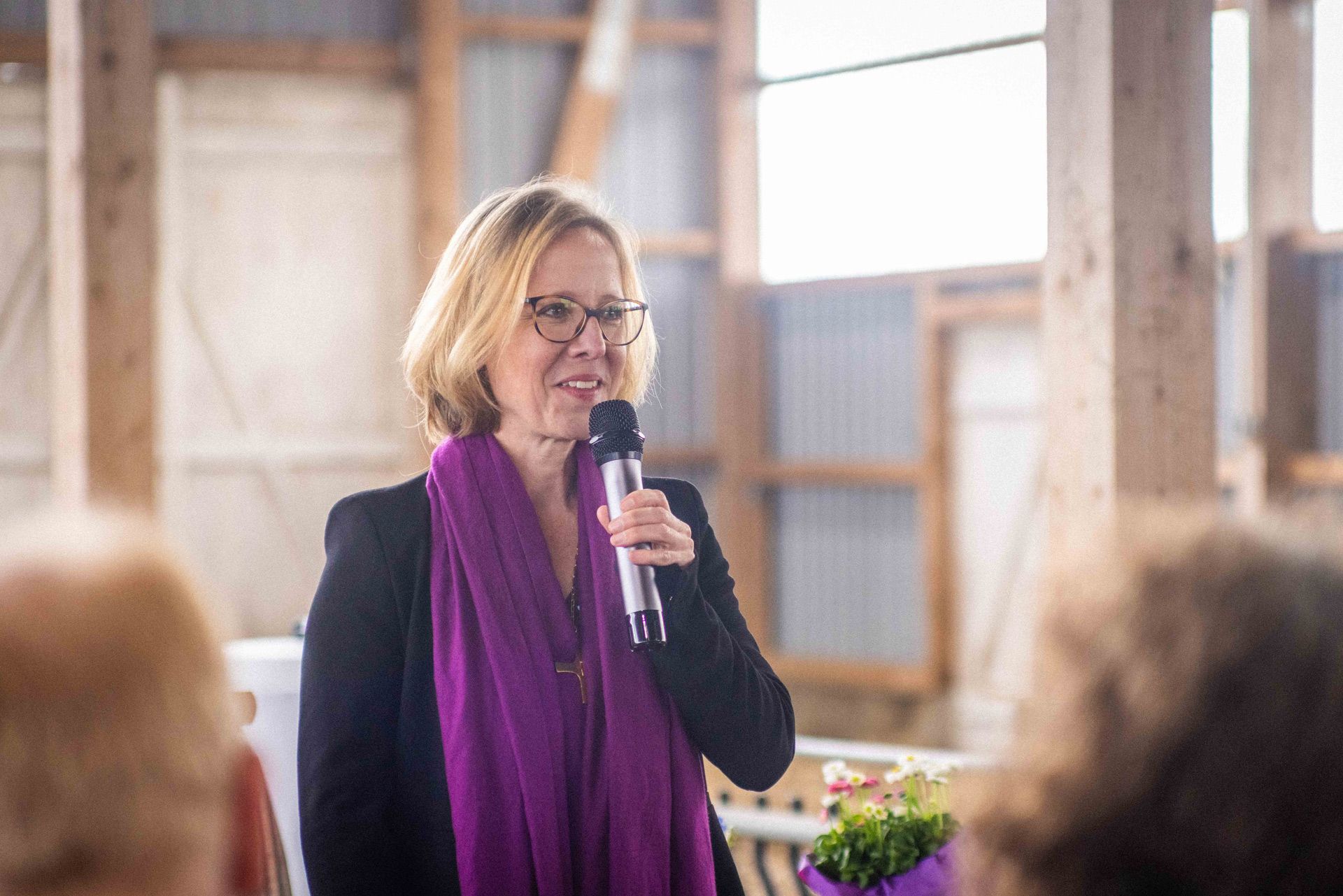 Bischöfin Nora Steen spricht zur Gemeinde