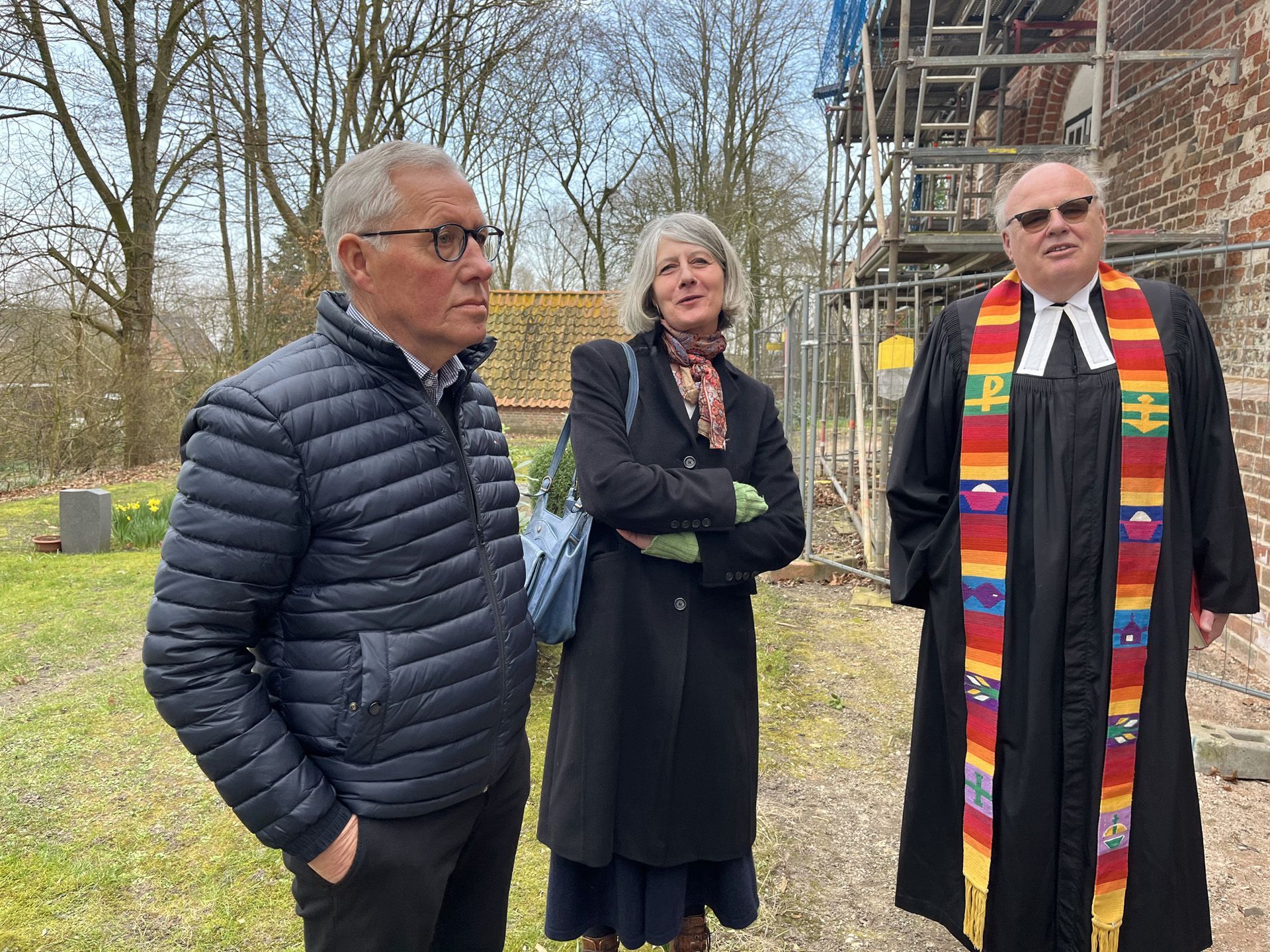 Links Uwe Franzen, Mitglied des KGR-Bauauschuss, Architektin Frau Dipl. Ing. Anne Sax, Rechts: Pastor Thomas Knippenberg