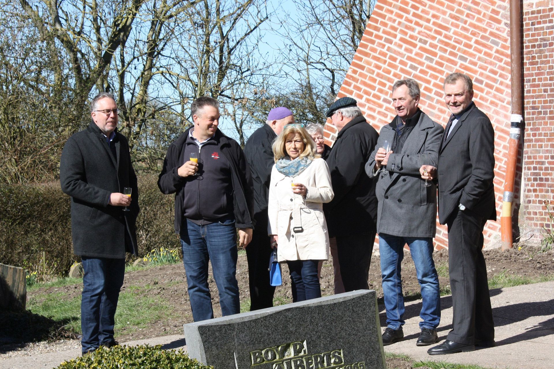 St. Martin. Wiedereröffnung nach Sanierung. Schnacken vor der Kirche.