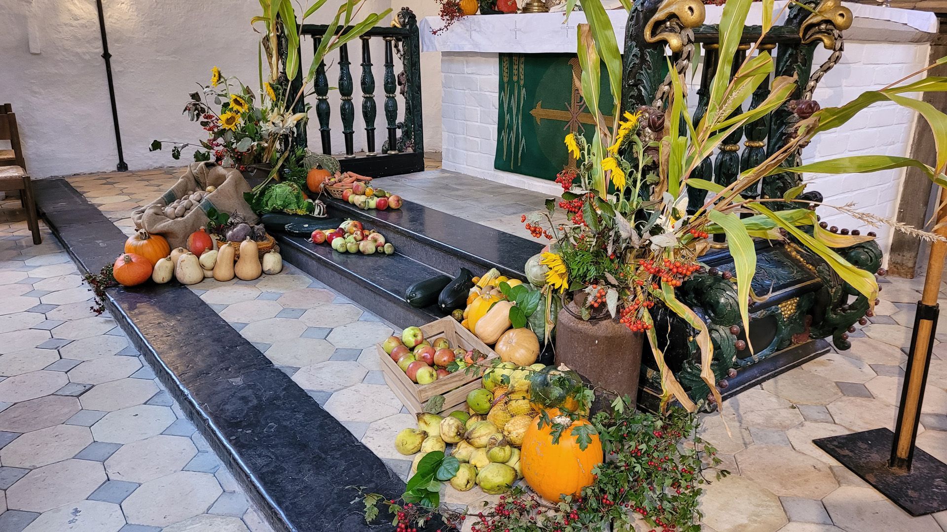 Das Bild zeigt den Altar der Kirche St. Christian in Garding zum Erntedankfest.