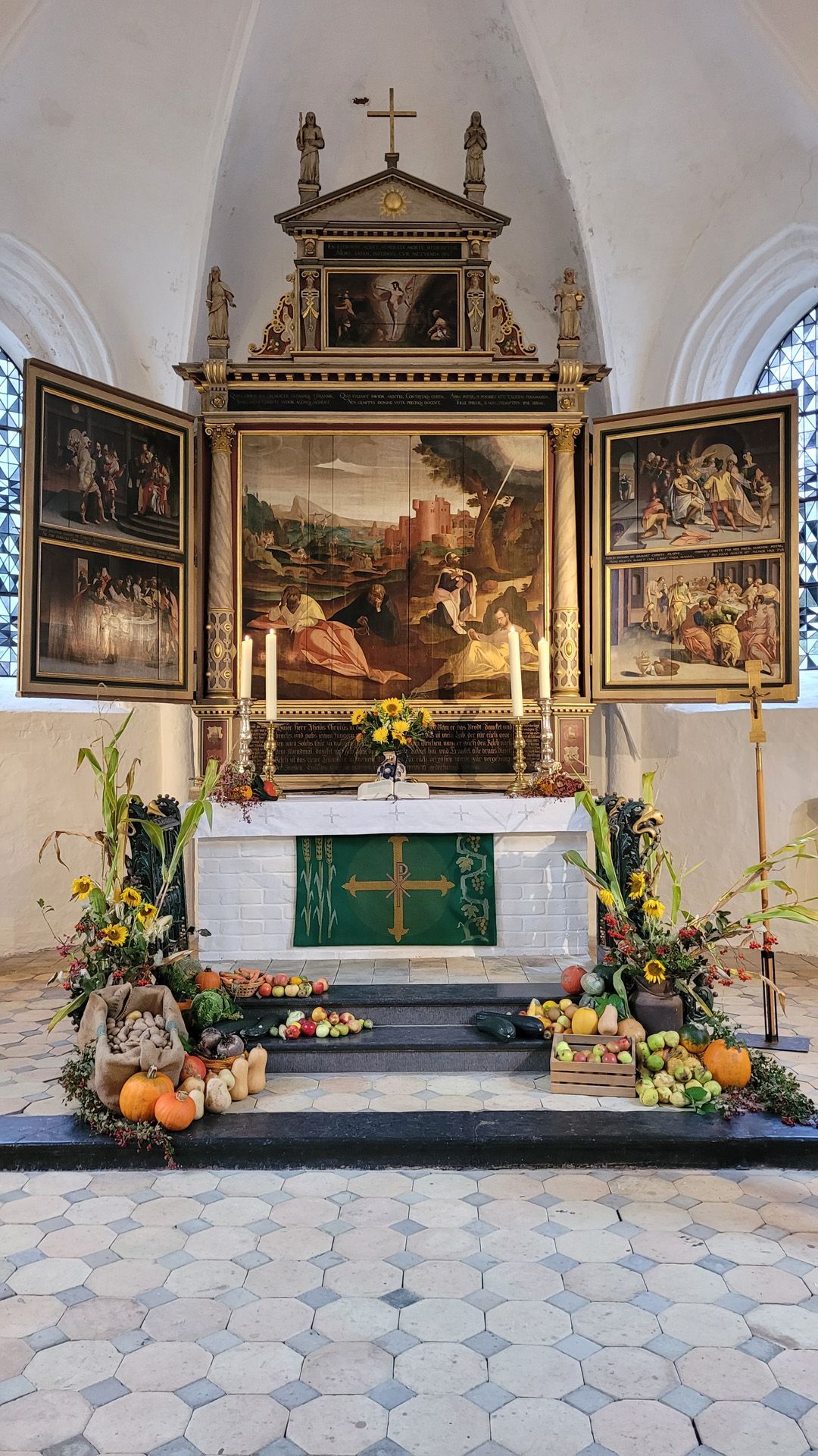 Das Bild zeigt den Altar der Kirche St. Christian in Garding zum Erntedankfest.