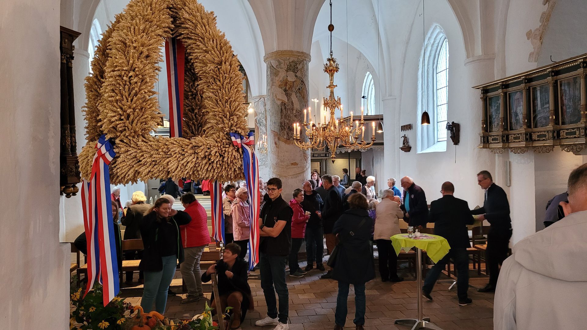 Das Bild zeigt Besucher der Kirche St. Christian in Garding zum Erntedankfest.