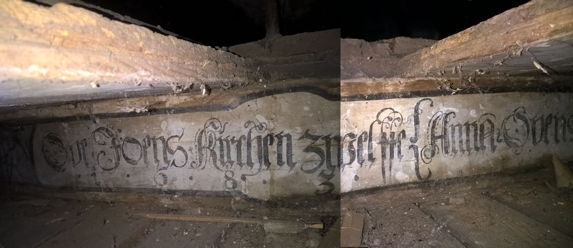 Bild zeigt freigelegten Deckenbalken während Sanierung der Kirche St. Martin