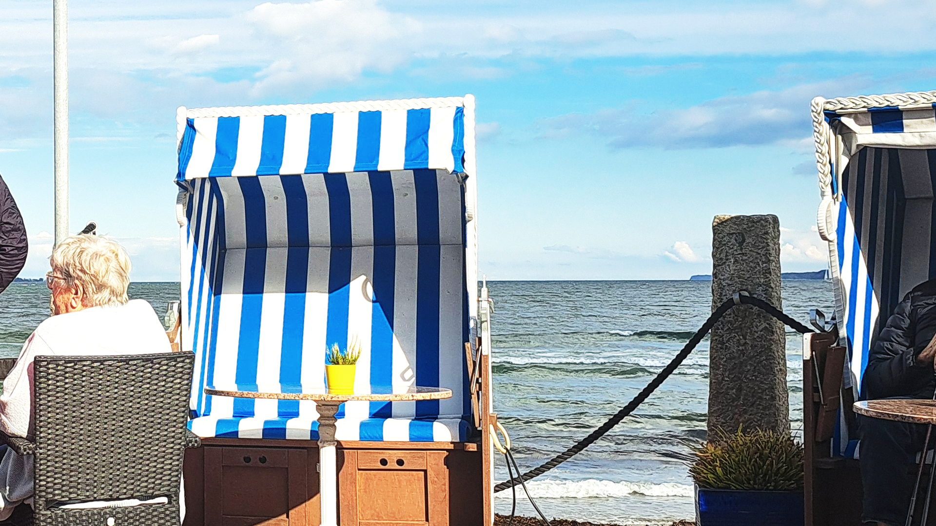 Link auf die Seite Gemeindeausflug. Das Bild zeigt die Terrasse eines Strandcafés an der Ostsee. Link auf die Seite Gemeindeausflug. Das Bild zeigt die Terrasse eines Strandcafés an der Ostsee.