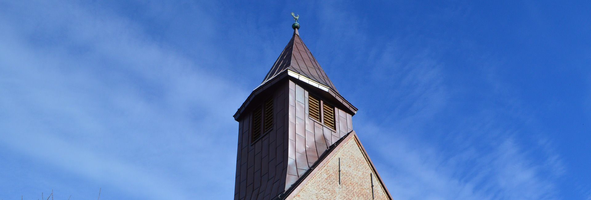 Das Bild zeigt den Kirchturm der Kirche St. Martin in Osterhever