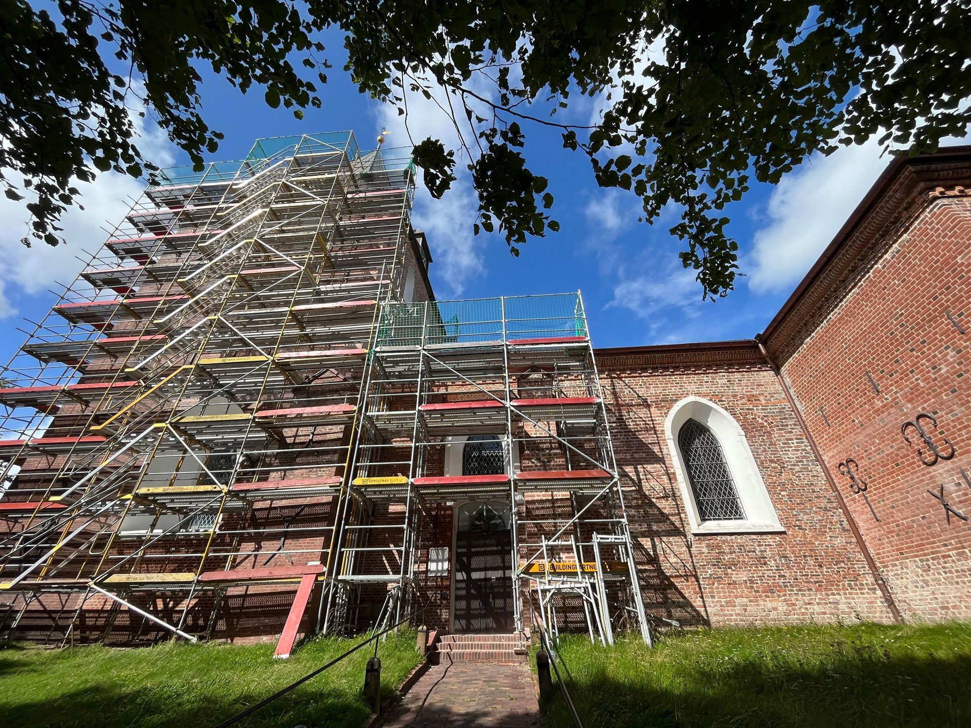 Kirche St. Christian in Garding. Bild Sanierung Südansicht.