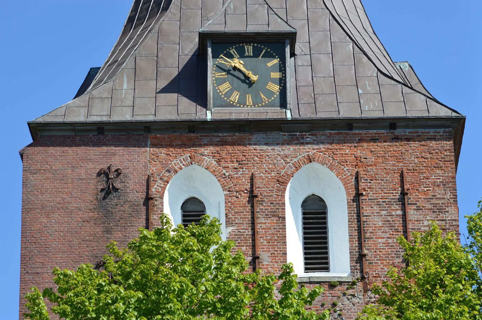 Stark sanierungsbedürftige Mauerwerk auf der Südseite des Turms.