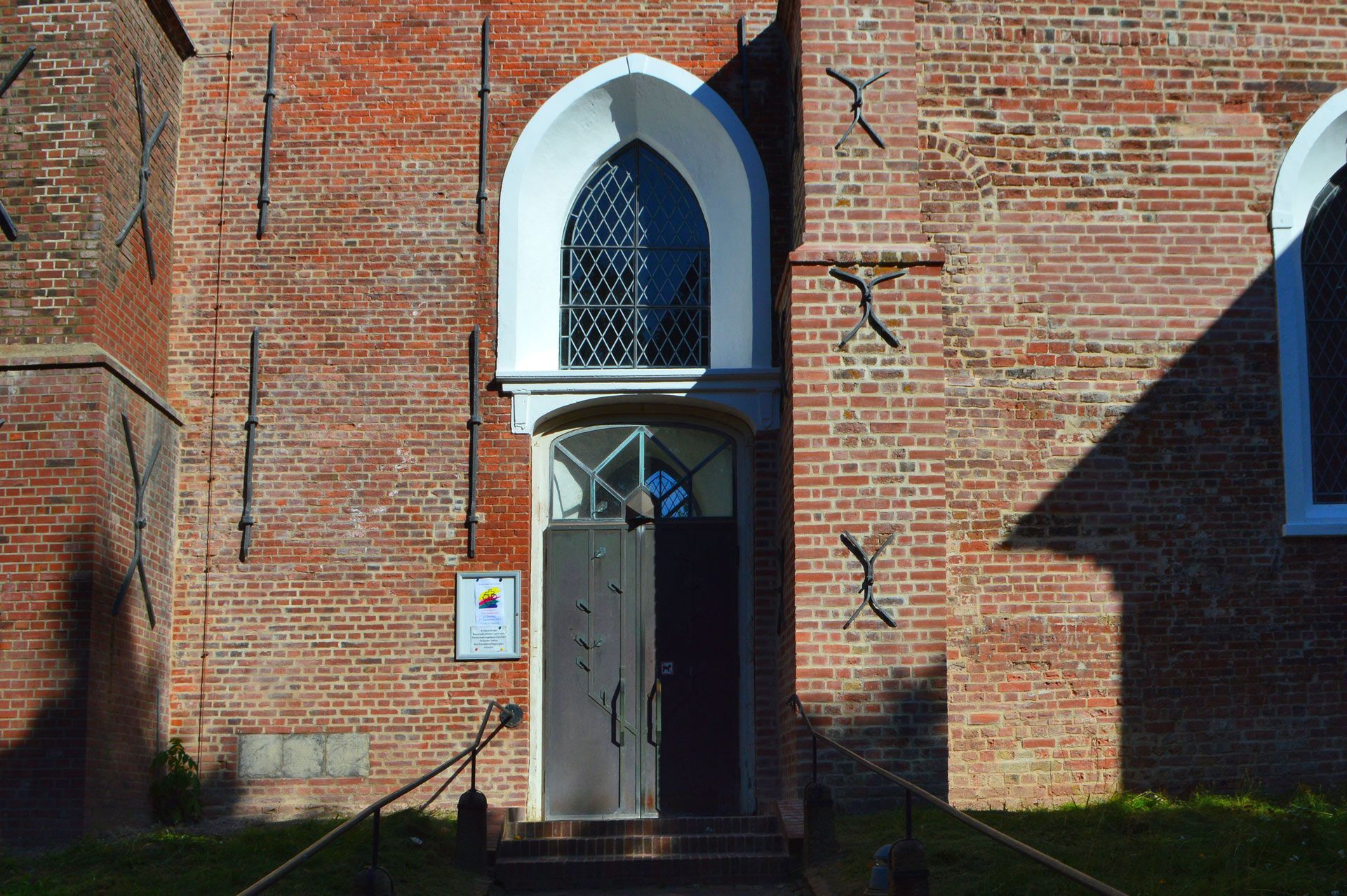 Das Bild zeigt den Haupteingang an der Südseite der Kirche St. Christian.