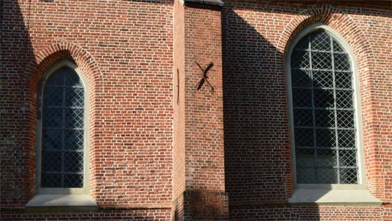 Eiderstedter Kirche St. Anna, Tetenbüll. Gotische Fenster in der Südfassade. Eiderstedter Kirche St. Anna, Tetenbüll. Gotische Fenster in der Südfassade.