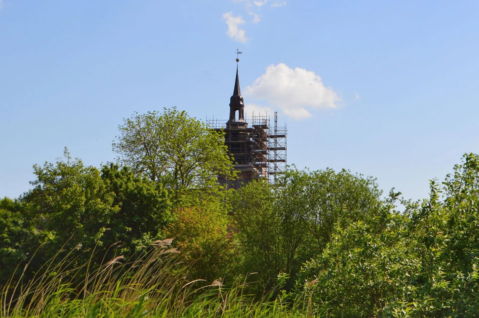 Sanierung St. Anna, Tetenbüll. Turmgerüst, Blick von Norden aus dem Reetfleet.