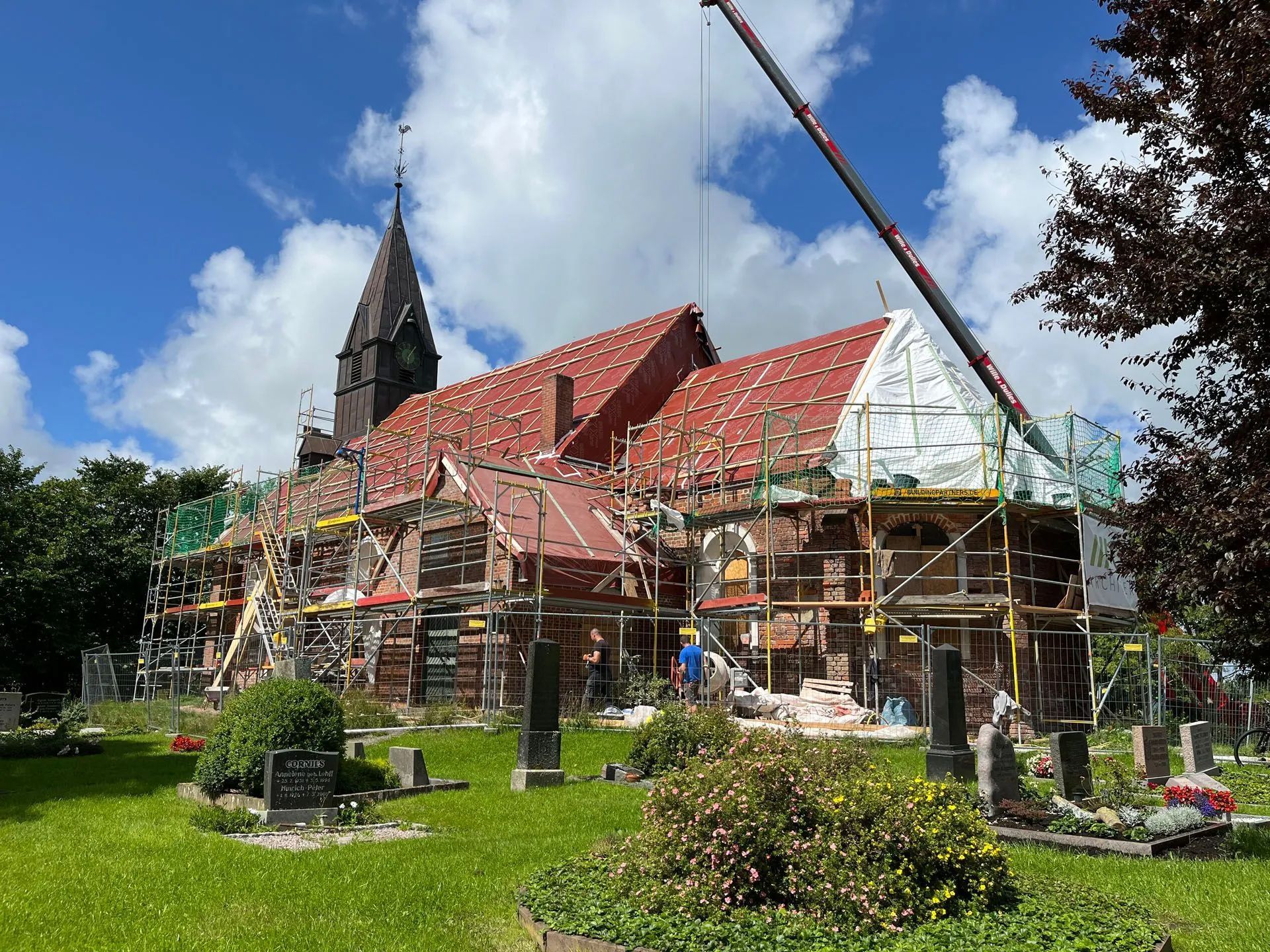 Sanierung St. Johannis in Poppenbüll. Baustelle mit Baukran