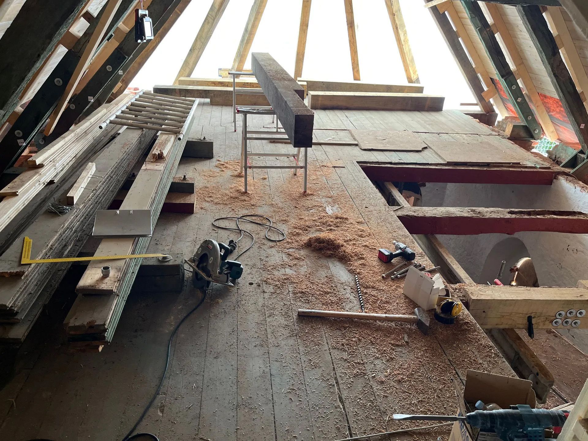 provisorische Werkstatt der Zimmerleute auf der Geschossdecke im Kirchenschiff.