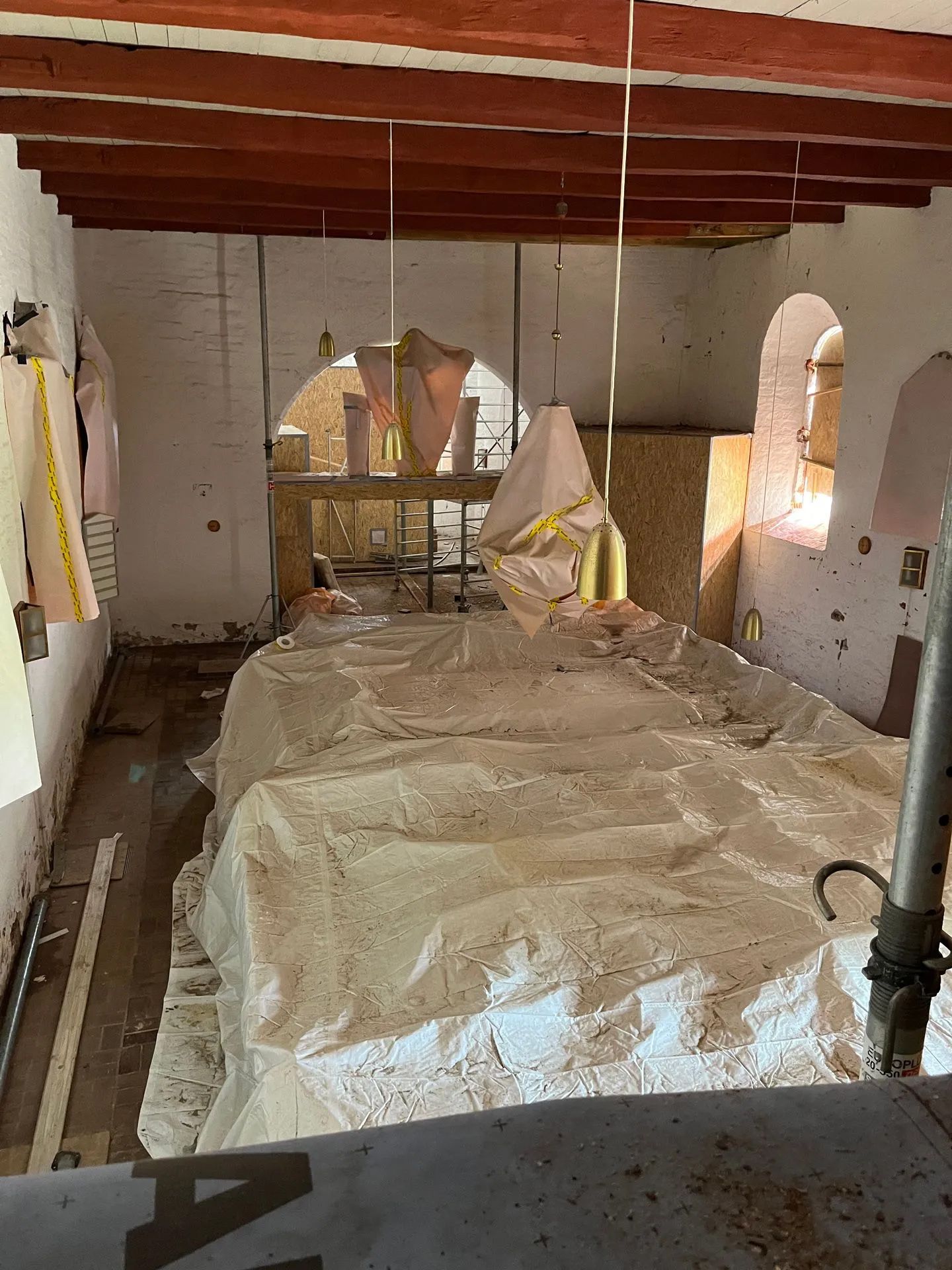 Abdeckung des Inventars im Kirchenschiff während der Sanierung.
