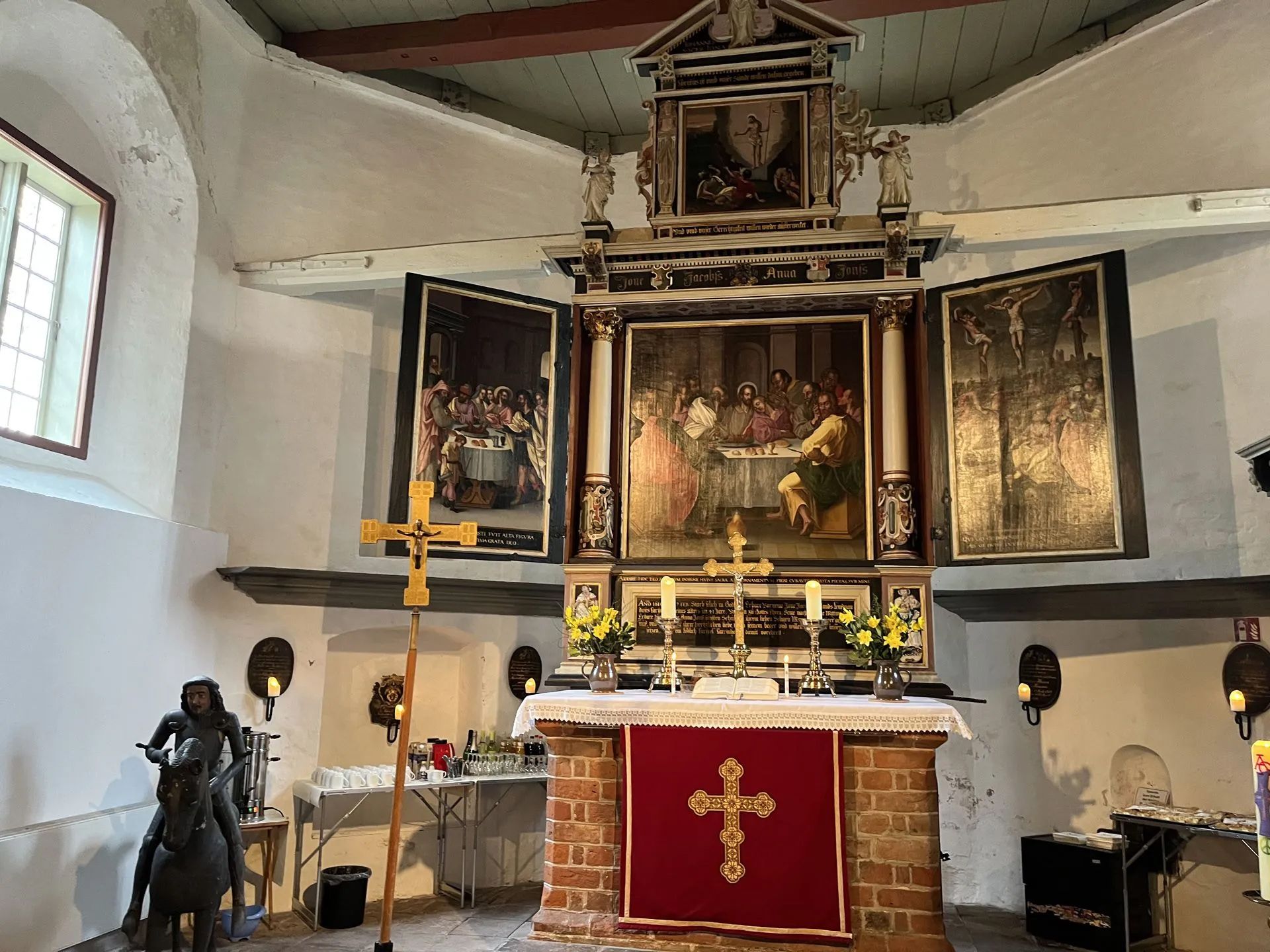 Kirche St. Katharina. Das Bild zeigt den Flügelaltar im Renaissancestil.
