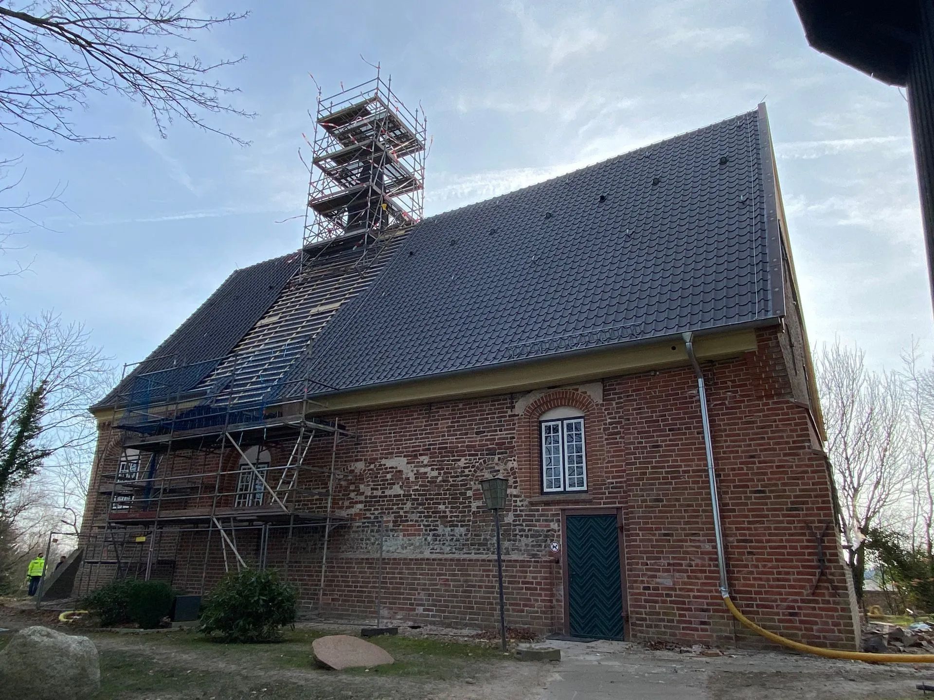Das Bild zeigt die Kirche während der Sanierung des Türmchens.
